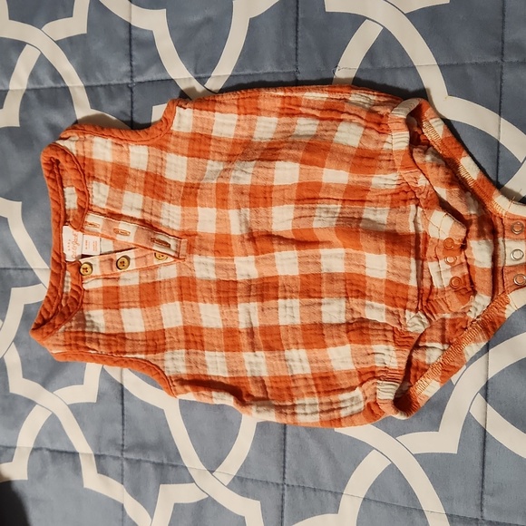 baby bodysuits size 6 to 9 months - Picture 1 of 4
